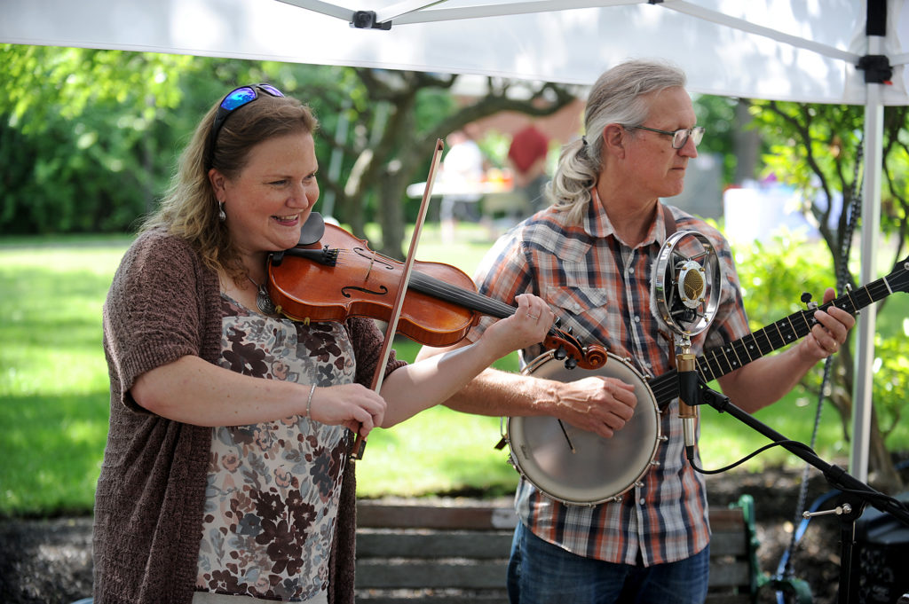 photo of fiddler and banjo musicians at a farmers market